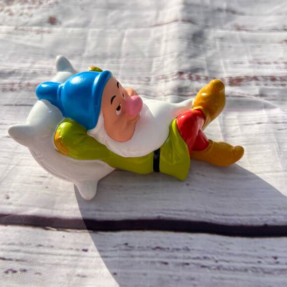 Disney Sleepy Dwarf Snow White 4" Vinyl Figure Pre-Loved - Picture 3 of 6